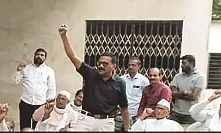 न्याय की मांग को लेकर निवेशकों ने शुरू किया सत्याग्रह न्याय की मांग को लेकर निवेशकों ने शुरू किया सत्याग्रह