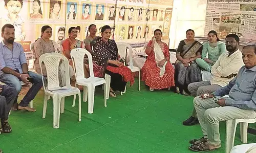 परिजनों का पांचवें दिन भी शुरू रहा बेमियादी धरना आंदोलन, 25 मृतकों को न्याय दिलवाने की मांग परिजनों का पांचवें दिन भी शुरू रहा बेमियादी धरना आंदोलन, 25 मृतकों को न्याय दिलवाने की मांग