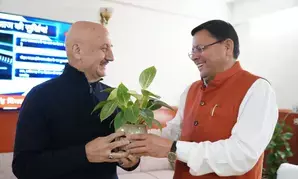 मुख्यमंत्री धामी से फिल्म अभिनेता अनुपम खेर ने की मुलाकात