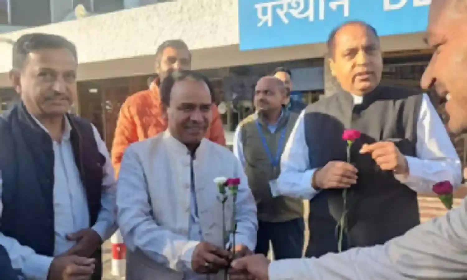 स्‍कूलों में स्थापित होंगे बुक बैंक : डॉ. धन सिंह रावत