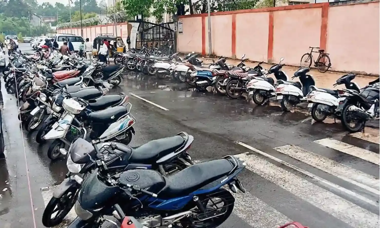 बेसमेंट में पार्किंग के लिए है पर्याप्त जगह, फिर भी नई सड़क को बंद करके चला रहे वाहन स्टैंड