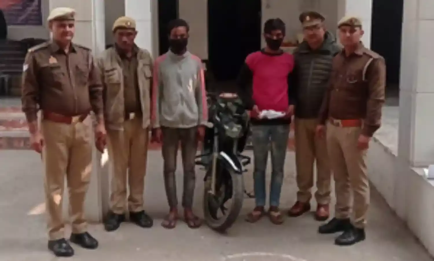 बाइक चोर गैंग के 2 गिरफ्तार, चोरी की बाइक और अवैध हथियार बरामद