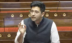 राघव चड्ढा ने मुख्य चुनाव आयुक्त विधेयक की निंदा की, इसे लोकतंत्र की दिनदहाड़े लूट बताया