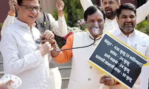 विपक्ष ने मास्क लगाकर किया आंदोलन