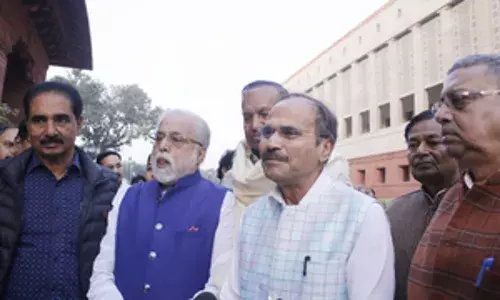 सुरक्षा में चूक पर लोकसभा में बयान देने से शाह के इनकार के बाद इंडिया की घटक पार्टियों ने किया वॉकआउट सुरक्षा में चूक पर लोकसभा में बयान देने से शाह के इनकार के बाद इंडिया की घटक पार्टियों ने किया वॉकआउट