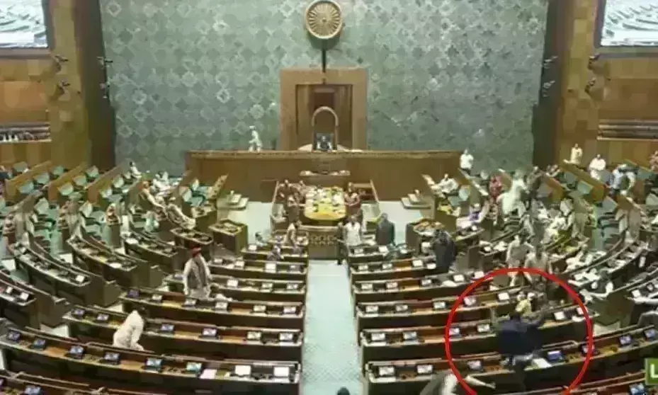 भाजपा सांसद सिम्हा के खिलाफ हो कार्रवाई, विपक्ष हो गया आक्रामक