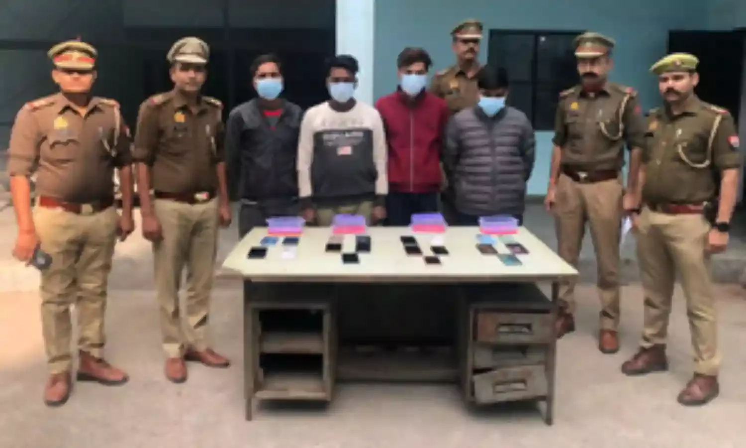 वेयरहाउस के पार्सल से मोबाइल निकालने वाले 4 वांछित गिरफ्तार, 19 मोबाइल बरामद