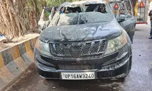 नोएडा के सेक्टर-16 में खड़ी कार में लगी आग, कोई जनहानि नहीं