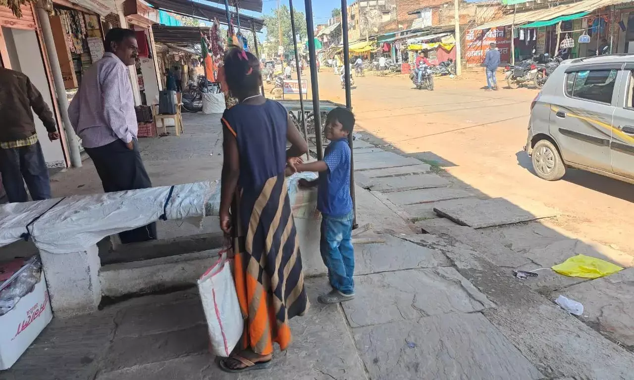पढने-लिखने की उम्र में भिक्षावृत्ति करने को मजबूर बचपन