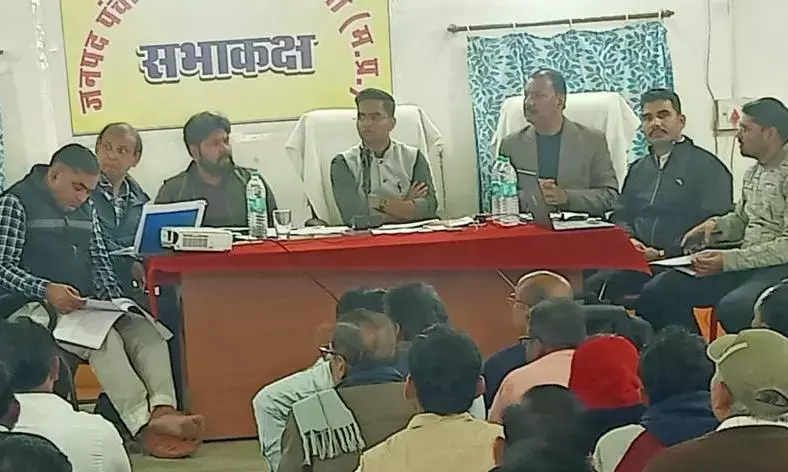 जिला पंचायत सीईओ ने पंचायत एवं ग्रामीण विकास विभाग के कार्याे की समीक्षा