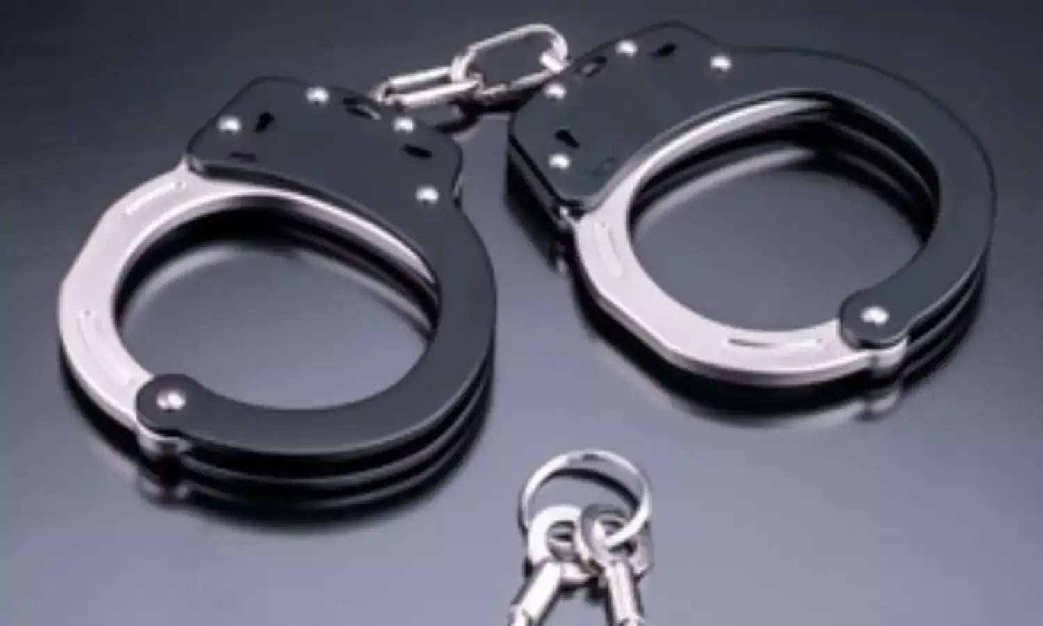 दो पुलिसकर्मियों के प्राइवेट पार्ट पर लात मारने वाला युवक गिरफ्तार