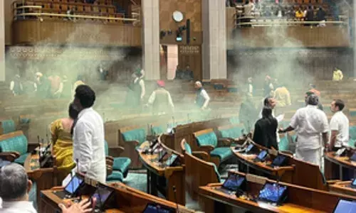 संसद की सुरक्षा में चूक : आरोपी ललित झा गिरफ्तार संसद की सुरक्षा में चूक : आरोपी ललित झा गिरफ्तार