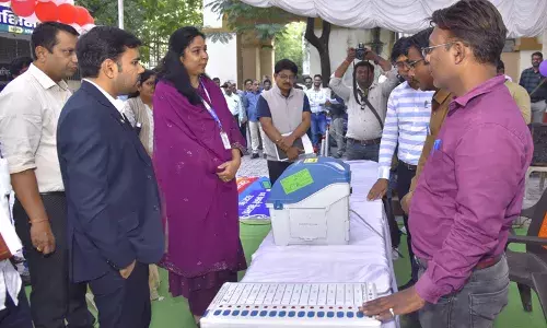 ईवीएम केंद्र पर मतदान का प्रात्यक्षिक कर दिखाया