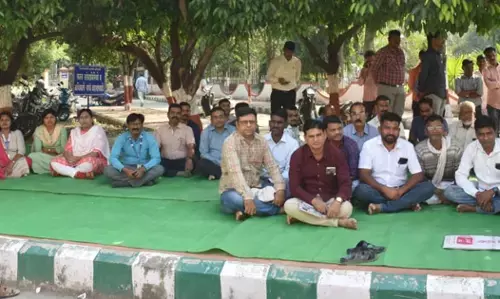 पुरानी पेंशन : कलेक्ट्रेट के राजस्व विभाग का काम ठप पुरानी पेंशन : कलेक्ट्रेट के राजस्व विभाग का काम ठप