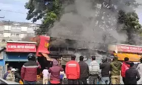 देहरादून में तीन दुकानों में लगी आग, लाखों का सामान जलकर राख