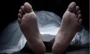 बैंक्वेट हाल में मिला वेटर का शव, परिजनों ने लगाया हत्या का आरोप