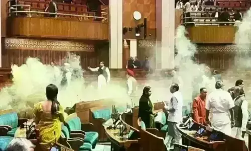 संसद भवन घुसपैठ मामले में पुलिस की नींद हराम, स्मोक कैनिस्टर का पता लगाने दुकानदारों से पूछताछ संसद भवन घुसपैठ मामले में पुलिस की नींद हराम, स्मोक कैनिस्टर का पता लगाने दुकानदारों से पूछताछ