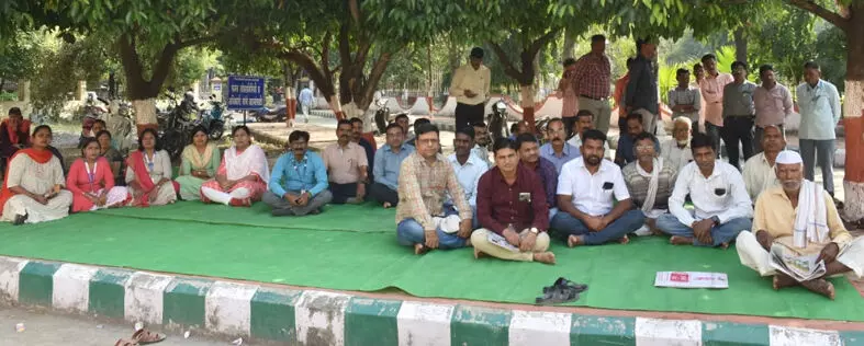 पुरानी पेंशन : कलेक्ट्रेट के राजस्व विभाग का काम ठप पुरानी पेंशन : कलेक्ट्रेट के राजस्व विभाग का काम ठप