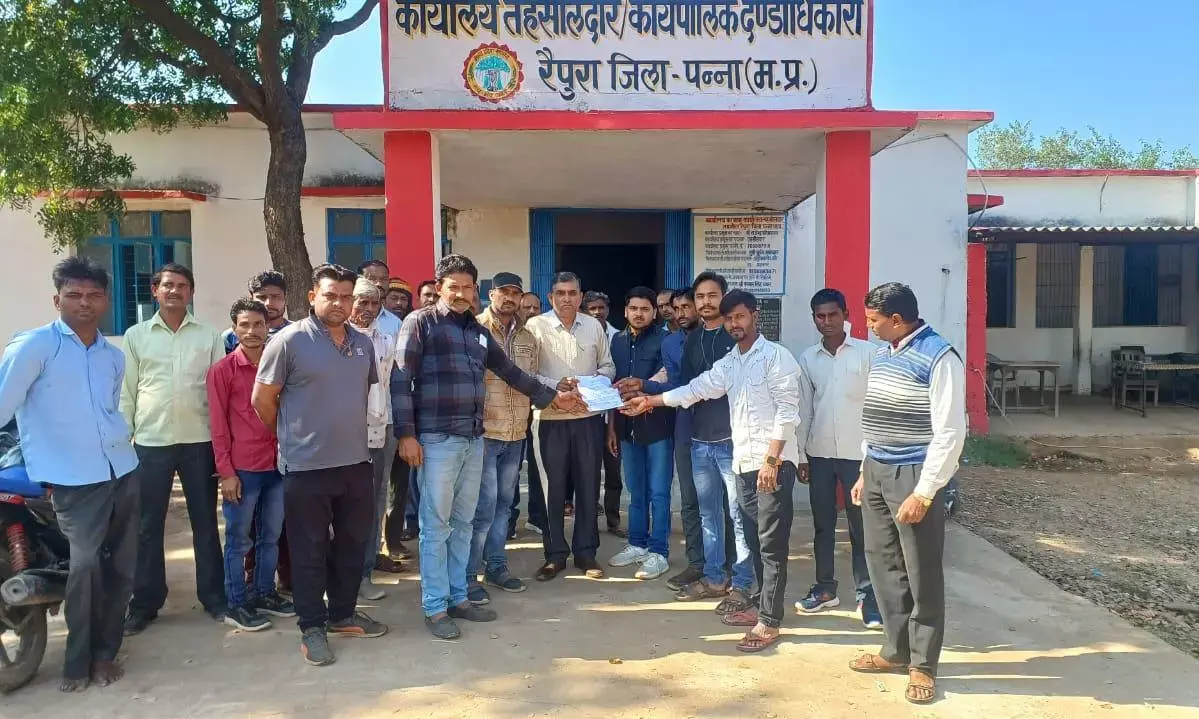 खरीदी केन्द्र चालू न होने से परेशान किसानों ने राज्यपाल और मुख्यमंत्री के नाम सौंपा ज्ञापन
