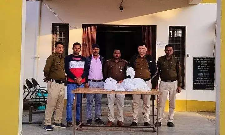 बस स्टैण्ड अमानगंज में बस से उतर रहे दो आरोपियों को पकड़कर पुलिस ने जप्त किया गांजा