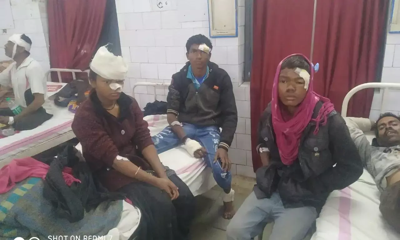 स्कूटी की ठोकर से मोटर साइकिल में सवार तीन घायल
