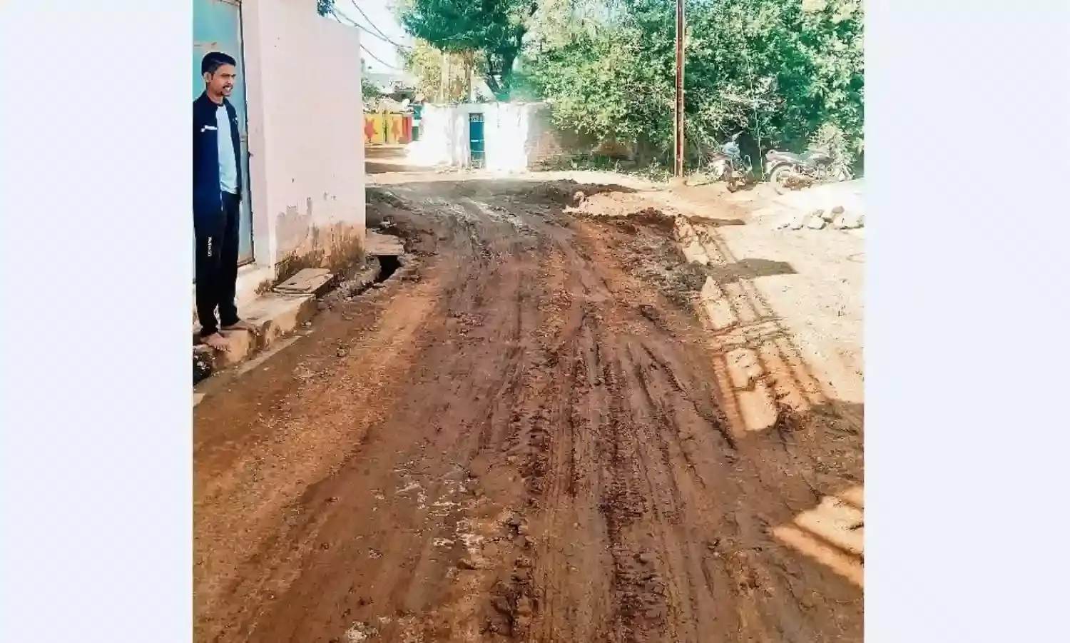 सड़क पर महीनों से लीक हो रहा पानी, फिसलन से रोजाना गिरकर घायल हो रहे वाहन चालक