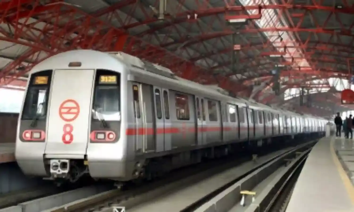दिल्ली मेट्रो के दरवाजे में कपड़े फंसने से महिला की मौत