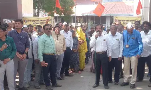कर्मचारियों का वेतन रोकने से रोष कर्मचारियों का वेतन रोकने से रोष