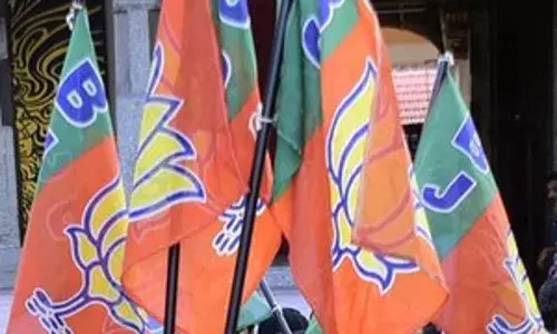 भाजपा महिला मोर्चा कार्यकर्ताओं ने केरल पुलिस प्रमुख के घर में की तोड़फोड़ भाजपा महिला मोर्चा कार्यकर्ताओं ने केरल पुलिस प्रमुख के घर में की तोड़फोड़