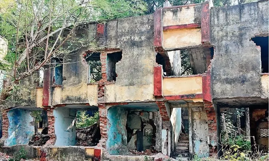 क्वार्टरों को जब जमींदोज करने पहुँचा फैक्ट्री प्रबंधन तो गायब मिले खिड़की और दरवाजे क्वार्टरों को जब जमींदोज करने पहुँचा फैक्ट्री प्रबंधन तो गायब मिले खिड़की और दरवाजे