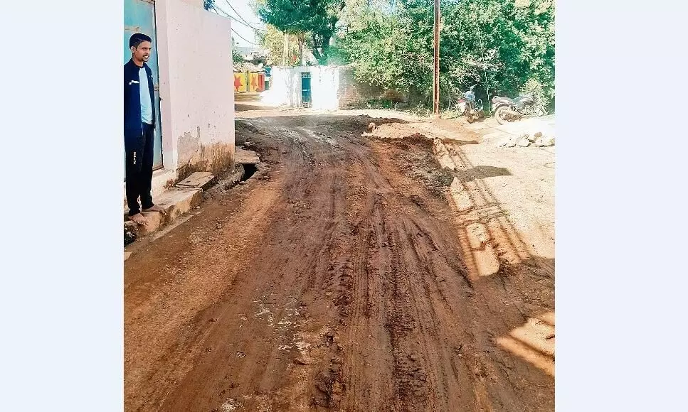 सड़क पर महीनों से लीक हो रहा पानी, फिसलन से रोजाना गिरकर घायल हो रहे वाहन चालक सड़क पर महीनों से लीक हो रहा पानी, फिसलन से रोजाना गिरकर घायल हो रहे वाहन चालक