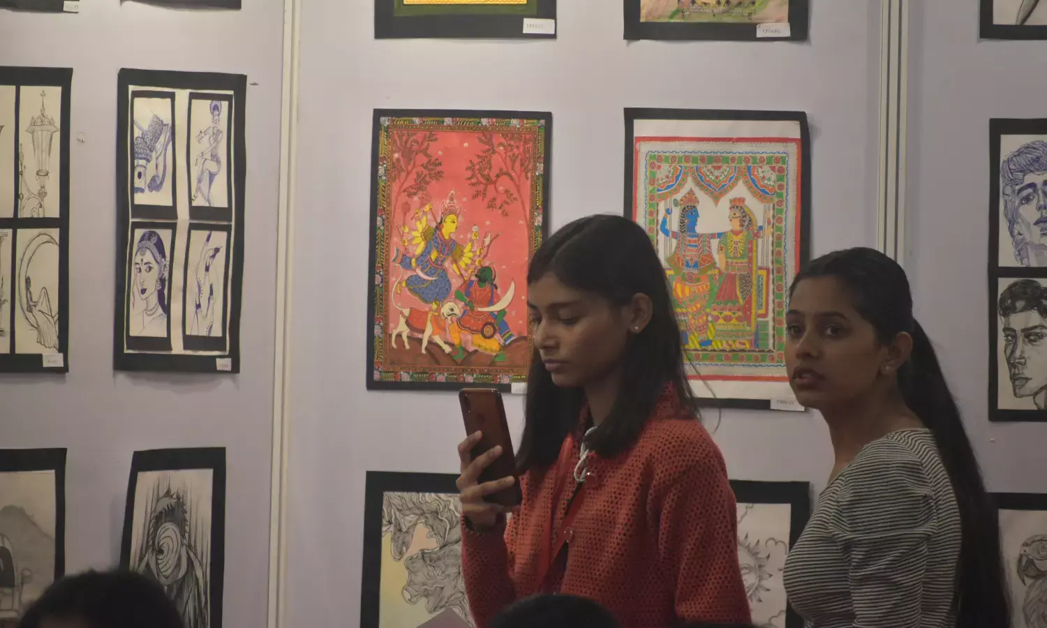 शहरी जीवन और प्रकृति के रूपों को कैनवास पर उकेरा