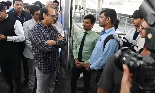 उपमुख्यमंत्री अजित पवार ने मेट्रो में किया सफर उपमुख्यमंत्री अजित पवार ने मेट्रो में किया सफर