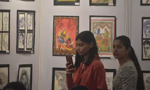 शहरी जीवन और प्रकृति के रूपों को कैनवास पर उकेरा शहरी जीवन और प्रकृति के रूपों को कैनवास पर उकेरा