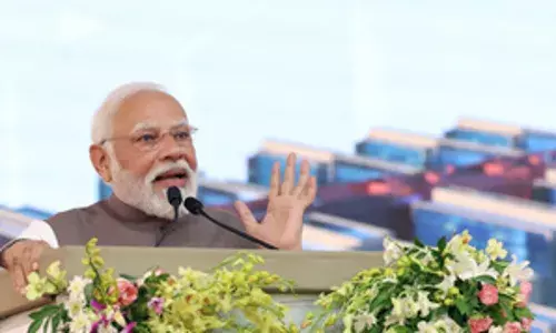 एंबुलेंस को रास्ता देने के लिए पीएम मोदी ने अपना काफिला रोका एंबुलेंस को रास्ता देने के लिए पीएम मोदी ने अपना काफिला रोका