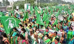 तीन राजधानियों के खिलाफ अमरावती के किसानों के विरोध-प्रदर्शन के चार साल पूरे तीन राजधानियों के खिलाफ अमरावती के किसानों के विरोध-प्रदर्शन के चार साल पूरे