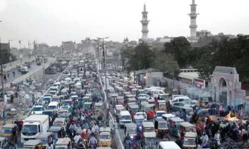 ट्रैफिक लाइट्स तक सुधरवाने के पैसे नहीं, कराची की सड़कों पर सरेआम उड़ रही नियमों की धज्जियां