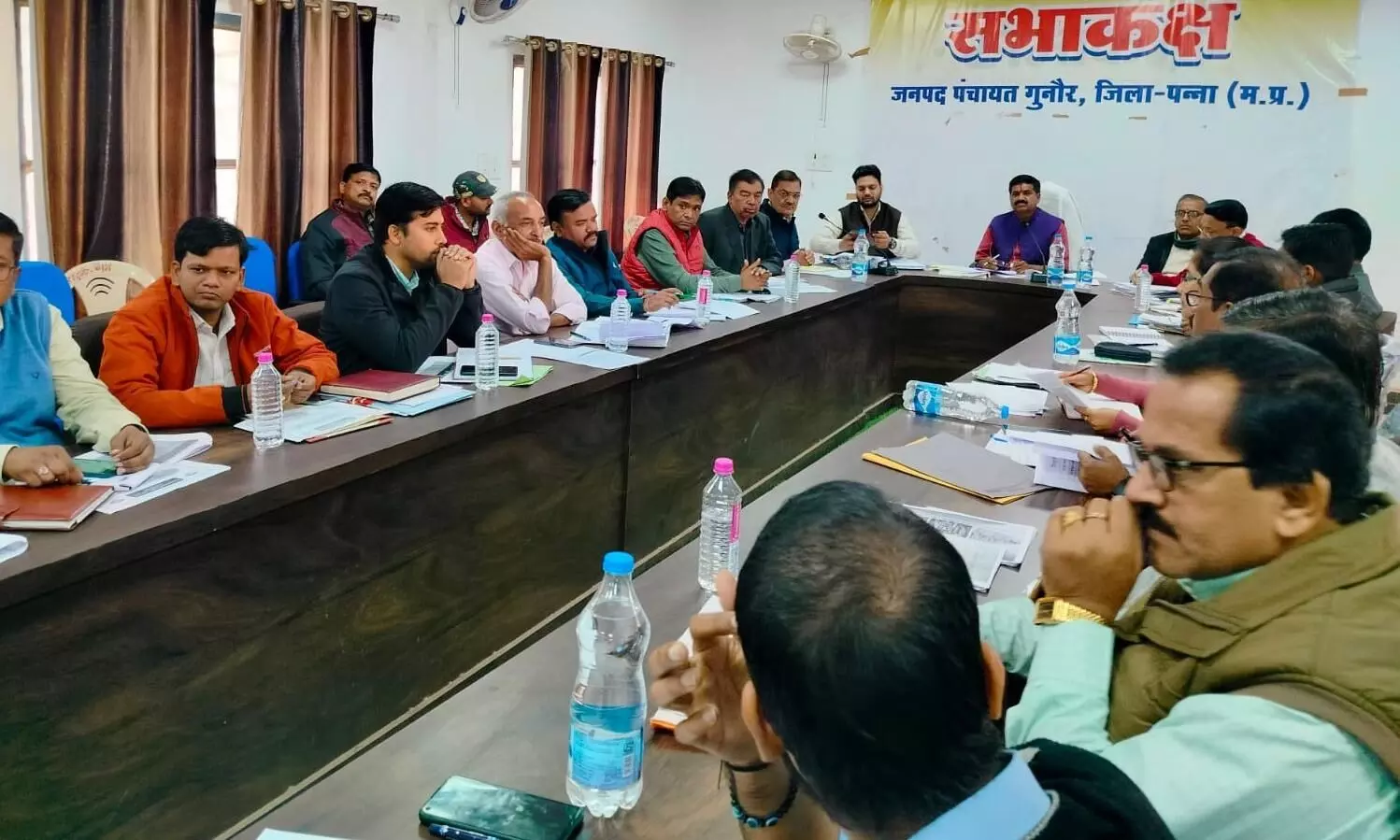 गुनौर विधायक ने की विकास कार्यों की समीक्षा, सभी योजनाओं में प्रगति लाने दिए निर्देश गुनौर विधायक ने की विकास कार्यों की समीक्षा, सभी योजनाओं में प्रगति लाने दिए निर्देश