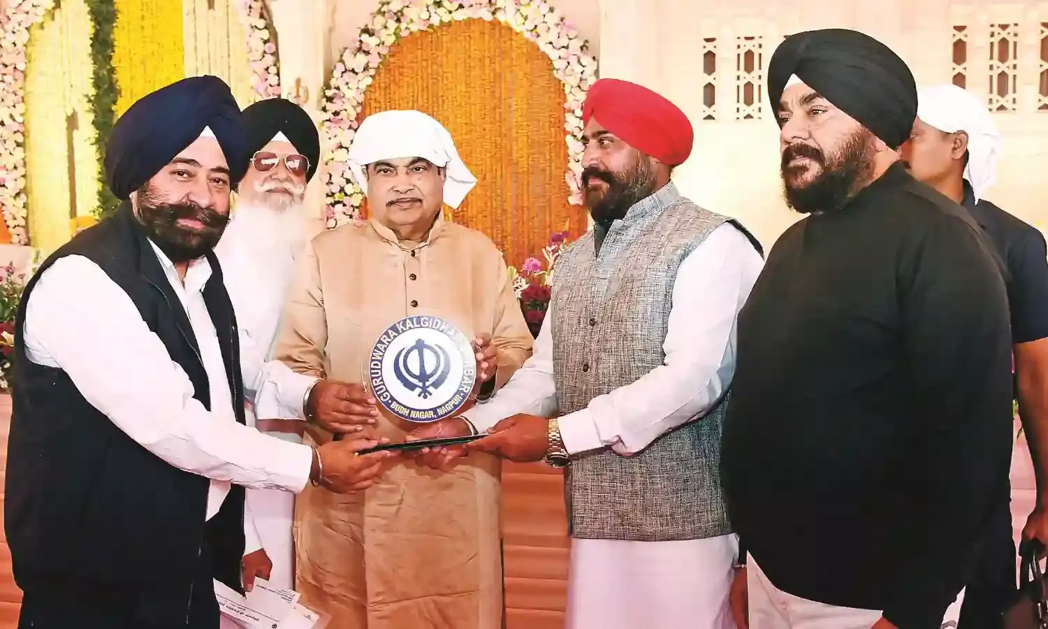 कथा-कीर्तन से संगत हुई निहाल, गडकरी ने किए दर्शन-टेका माथा