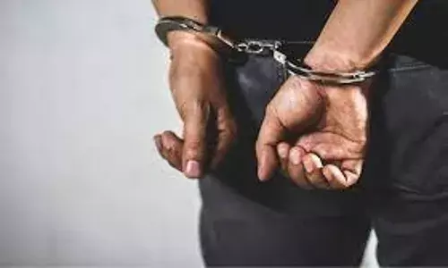 पुलवामा में हथियारों और गोला-बारूद के साथ हाइब्रिड आतंकवादी गिरफ्तार पुलवामा में हथियारों और गोला-बारूद के साथ हाइब्रिड आतंकवादी गिरफ्तार