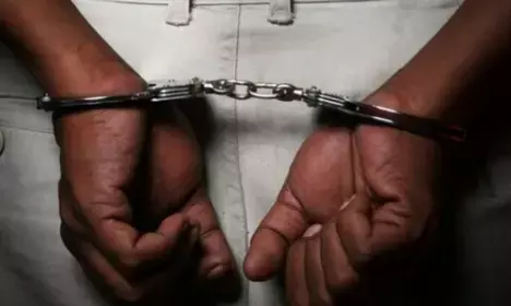 जम्मू-कश्मीर के श्रीनगर में पुलिस पर हमला करने के आरोप में तीन आतंकी गिरफ्तार जम्मू-कश्मीर के श्रीनगर में पुलिस पर हमला करने के आरोप में तीन आतंकी गिरफ्तार