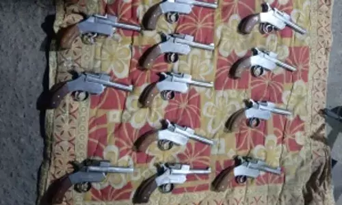 मेरठ में अवैध हथियार बनाने की फैक्ट्री का भंडाफोड़, बाप-बेटा गिरफ्तार