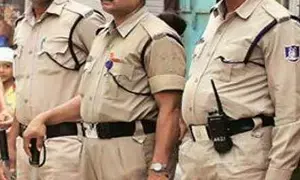 फुटपाथ पर मां-पिता के साथ सो रही आठ माह की बच्ची को ले भागे कार सवार फुटपाथ पर मां-पिता के साथ सो रही आठ माह की बच्ची को ले भागे कार सवार