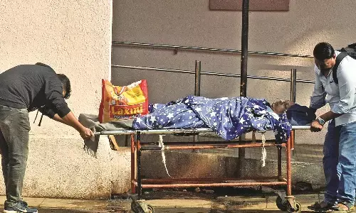 मेडिकल में वार्ड बॉय की जगह परिजन खींचते हैं स्ट्रेचर मेडिकल में वार्ड बॉय की जगह परिजन खींचते हैं स्ट्रेचर