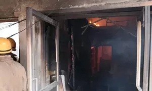 दिल्ली के एक गोदाम में लगी भीषण आग दिल्ली के एक गोदाम में लगी भीषण आग