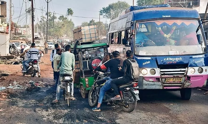 फ्लाईओवर एक्सटेंशन के काम से बढ़ी परेशानी, वाहन चलाना भी हुआ मुश्किल फ्लाईओवर एक्सटेंशन के काम से बढ़ी परेशानी, वाहन चलाना भी हुआ मुश्किल