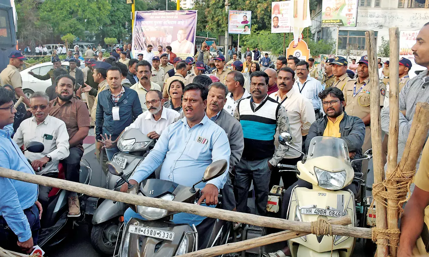 विधान भवन के प्रवेश द्वार पर डटे दिव्यांग कहा-मांगें पूरी होने तक यहां से नहीं हटेंगे