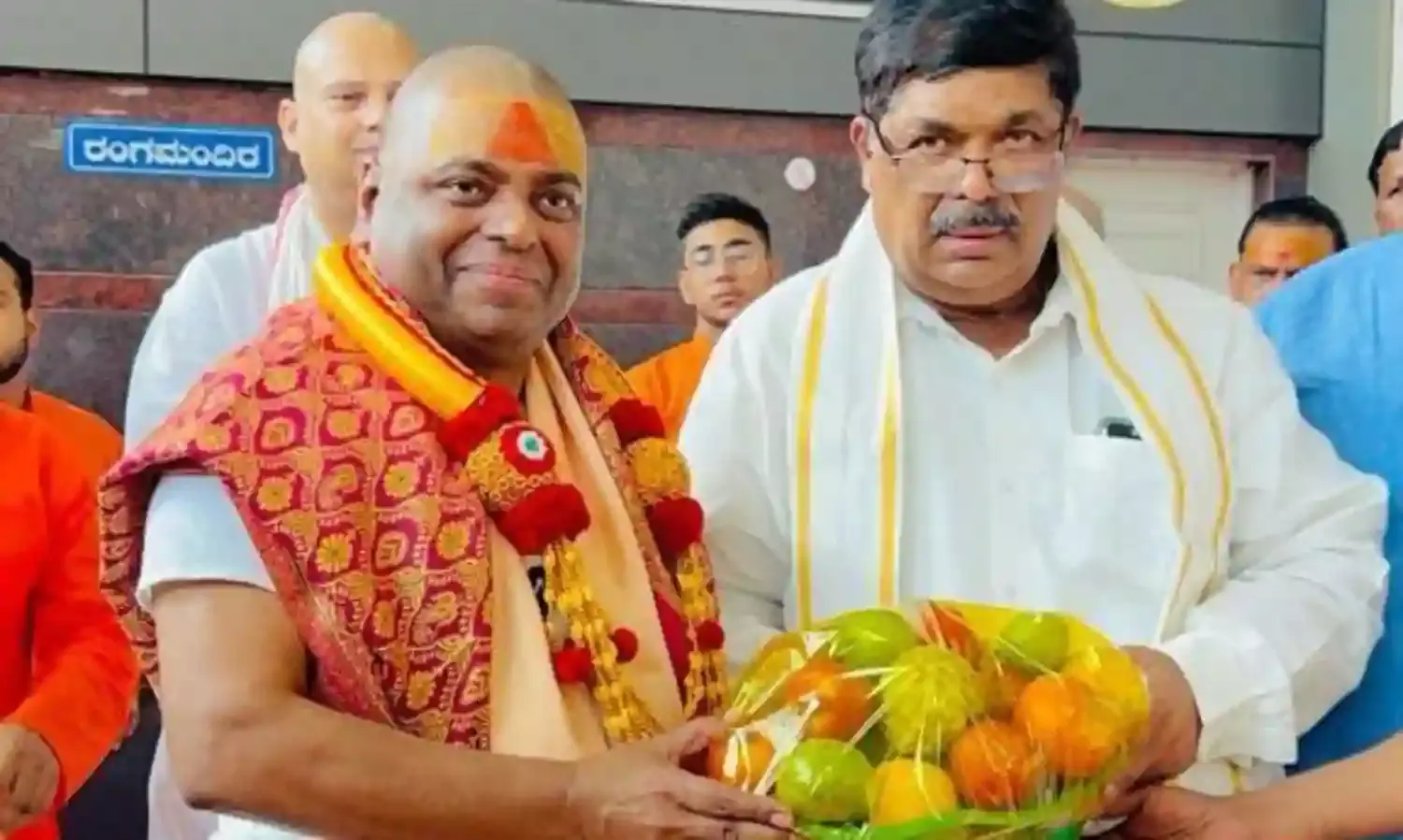 बरसी श्री करौली शंकर महादेव की कृपा, बच्चो को दिया स्नेह और आशीर्वाद