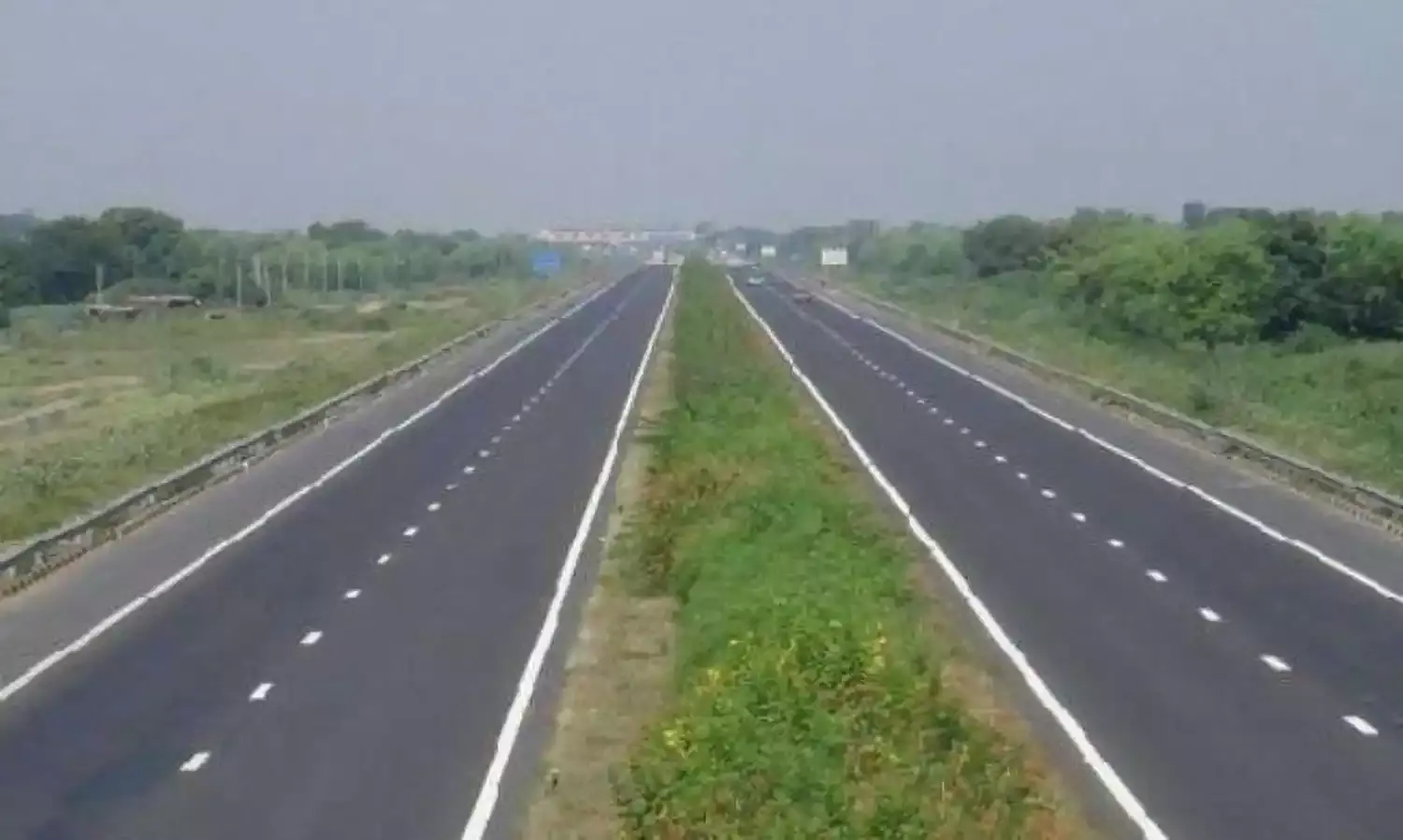 नियम ताक पर रख हाईवे से महज 2 मीटर दूर डाला जा रहा खदान का मलबा