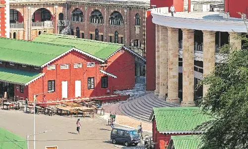 विधान परिषद :  गतिरोध...सभात्याग, कामकाज का बहिष्कार